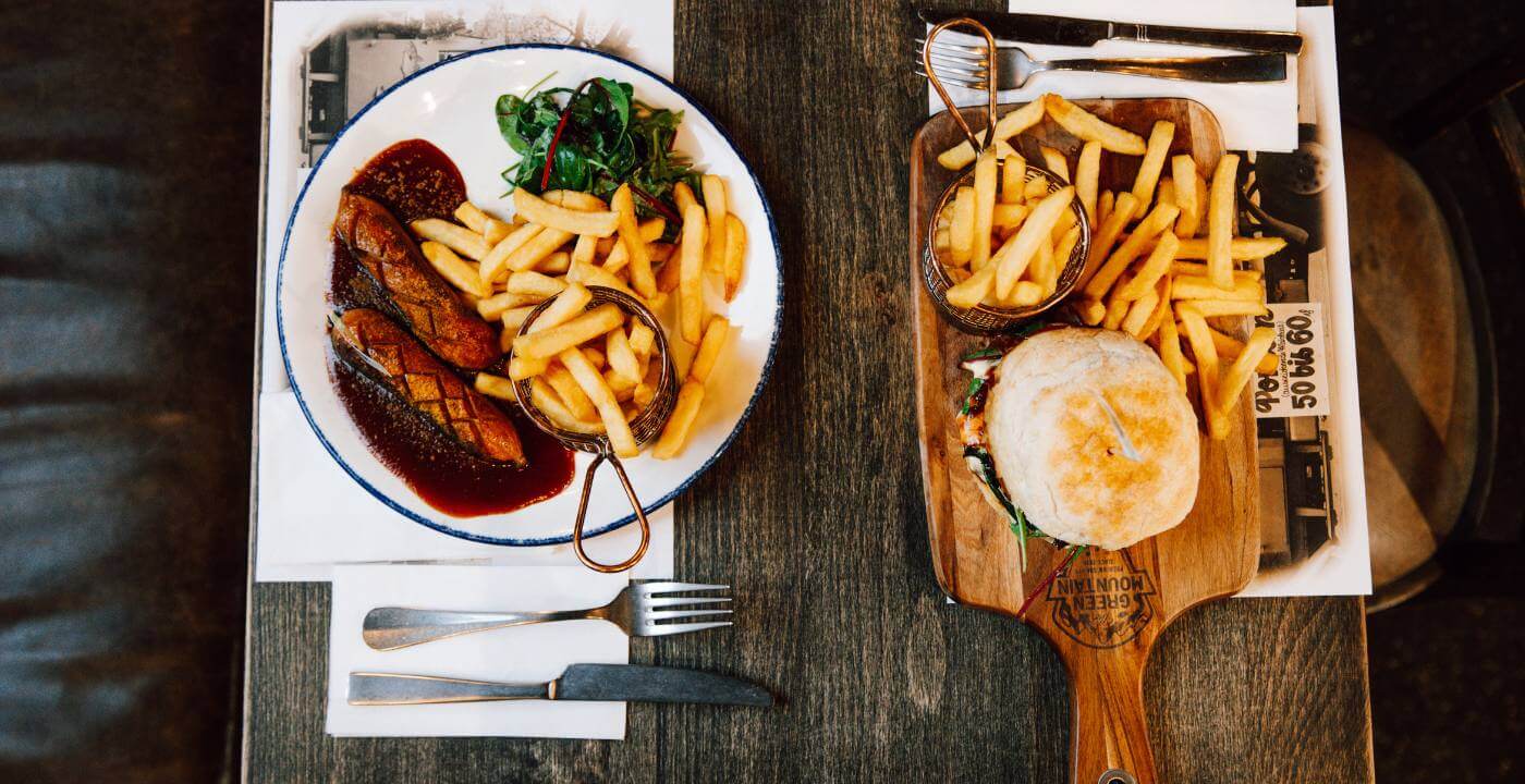 THE GREEN MOUNTAIN Burger und Currywurst