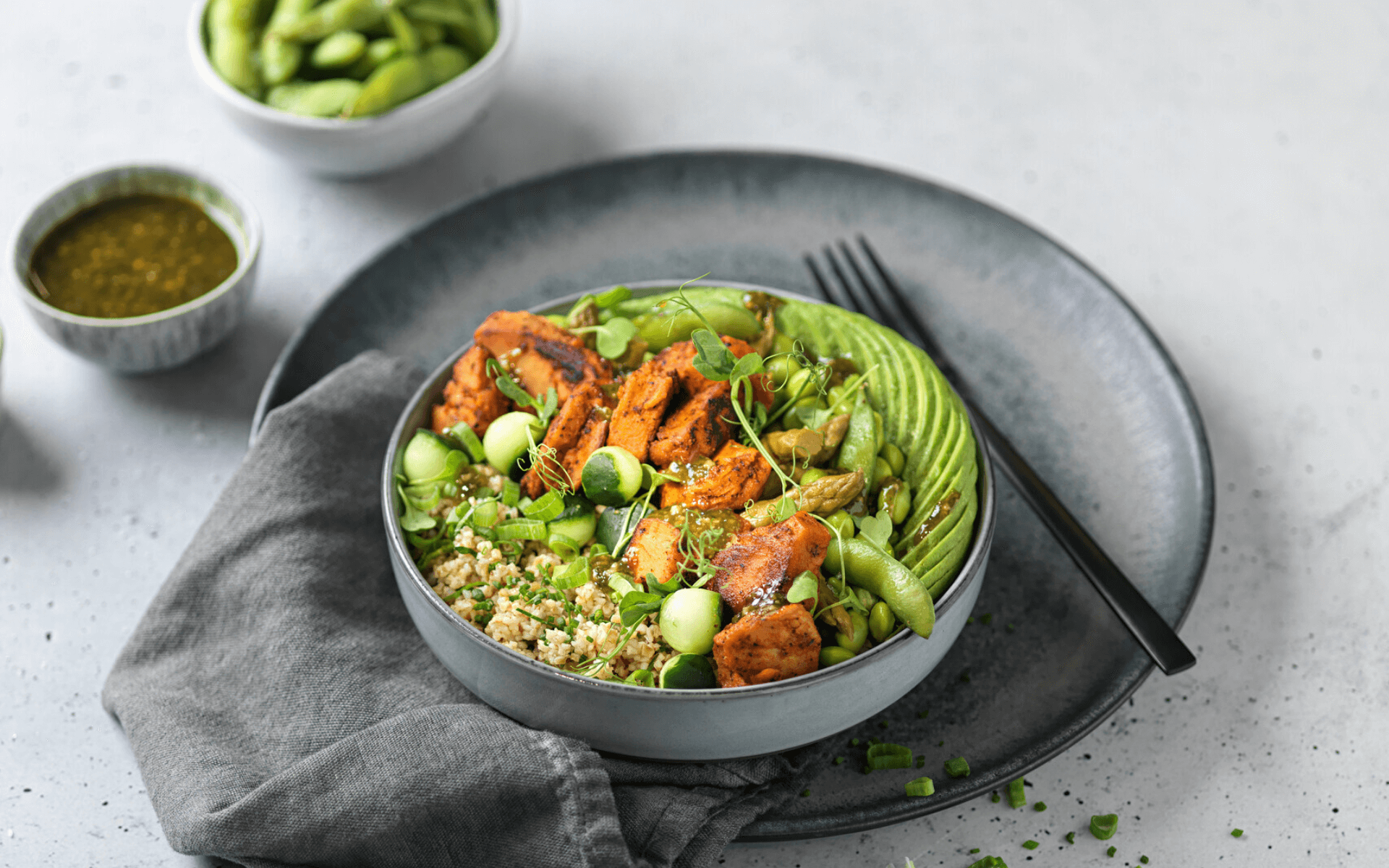 «Stay Green» Vegane Bowl mit Plant-Based Paprika Chunks
