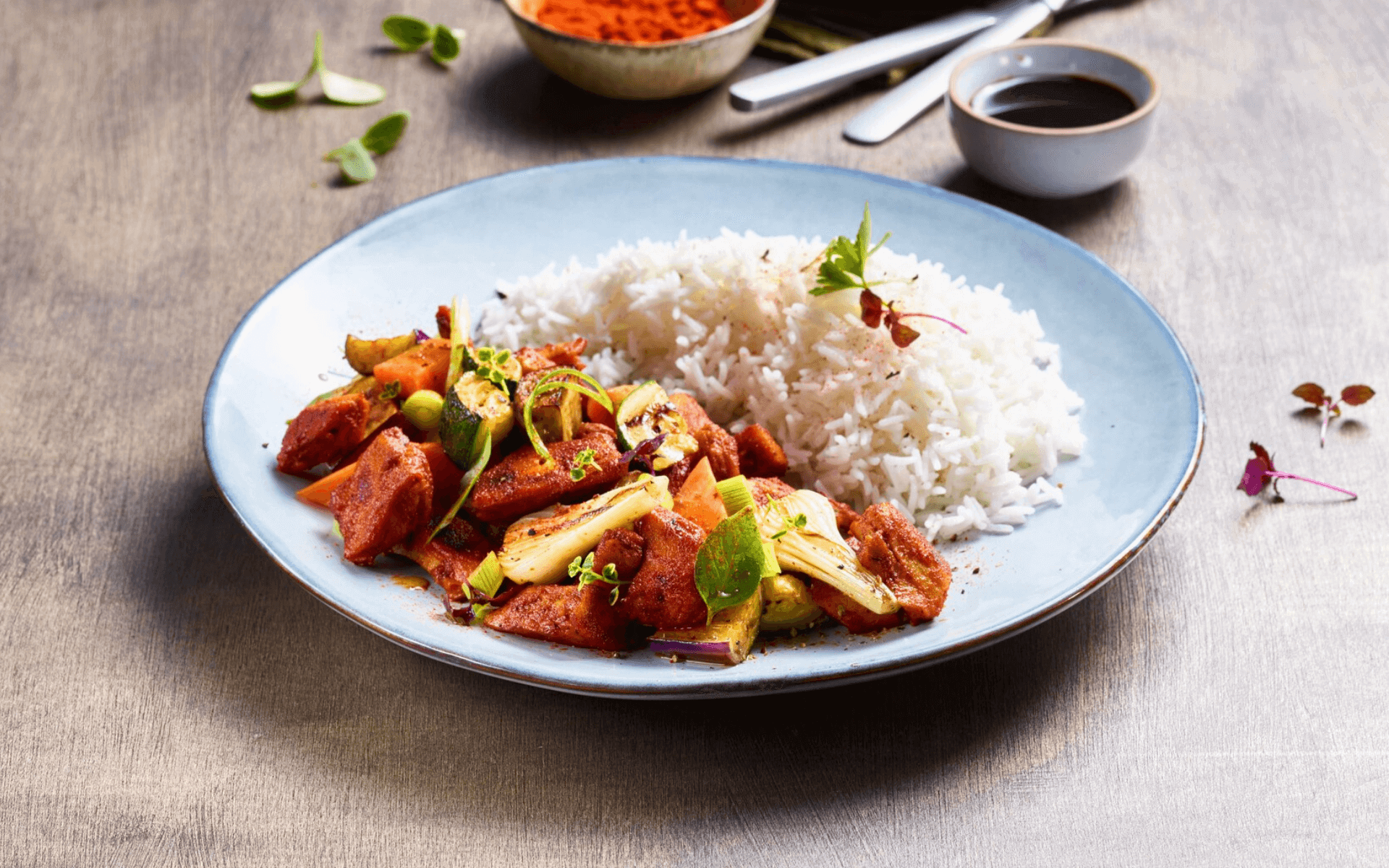 Plant-Based Paprika Chunks mit Grillgemüse und Reis
