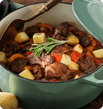 Gulasch mit plant-based beef hunks