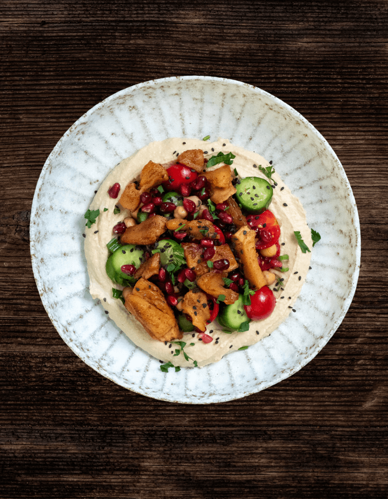 Hummus-Ring mit orientalischem Salat und THE GREEN MOUNTAIN Chicken Chunks