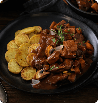 Bourguignon serviert mit Kartoffeln