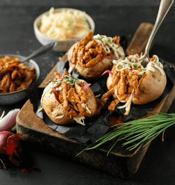 Pulled Loaded Potatoes mit eingelegten roten Zwiebeln The Green Mountain Vegan