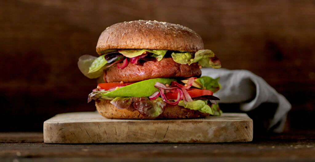 Burger auf einem Tisch